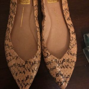 Flats. Pointed toe. snake skin print. So 7 Cream.